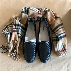 Trotters Liz Black Weave 8 1/2S Flat Shoes